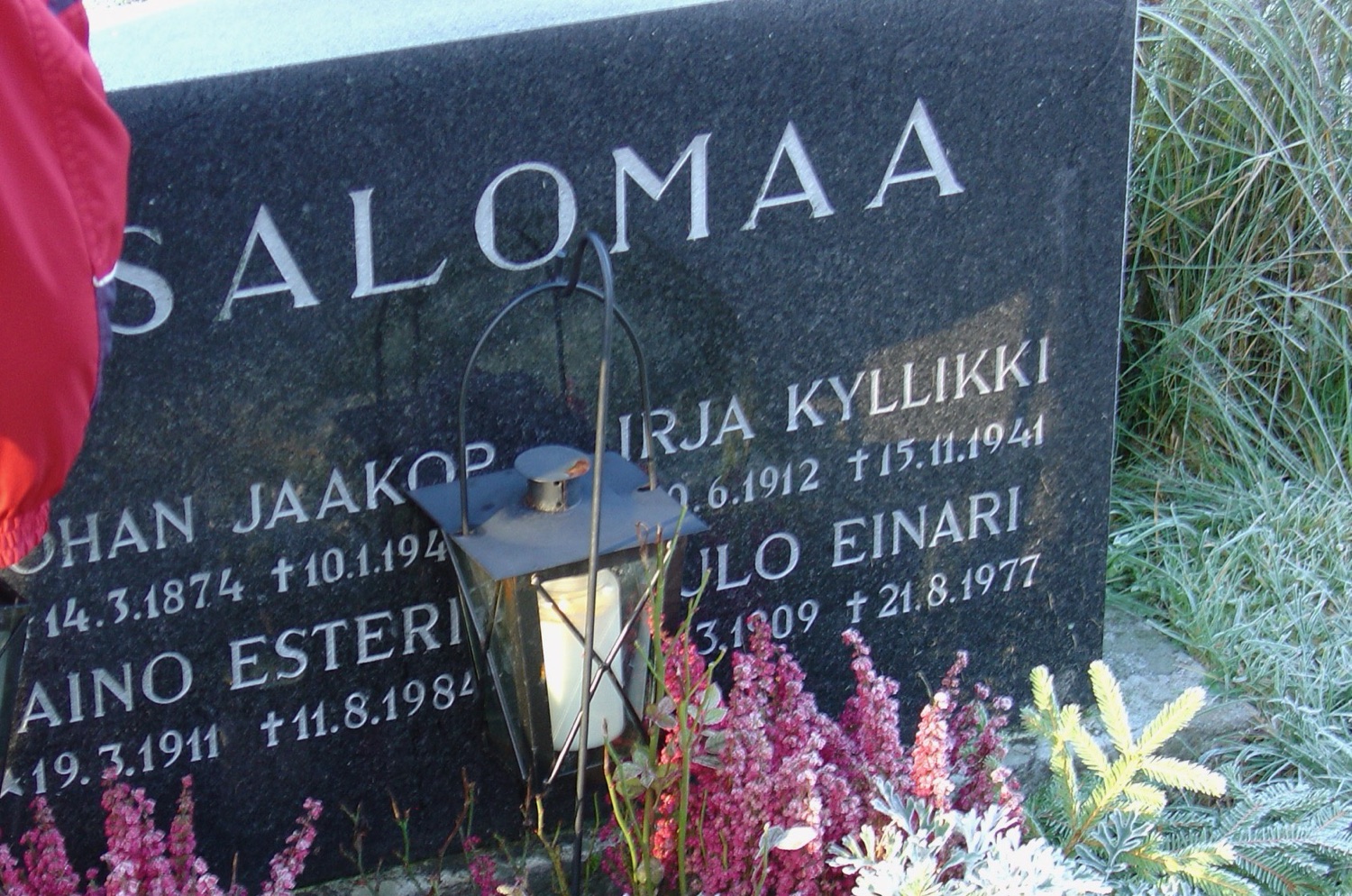 Salomaan sukuhaudan musta muistokivi, jossa nimet Johan Jaakop, Irja Kyllikki, Aino Esteri ja Sulo Einari